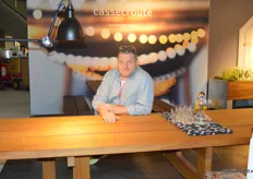 Ronald Mattelé bij de recent ontworpen handgemaakte picknicktafel van Cassecroute.